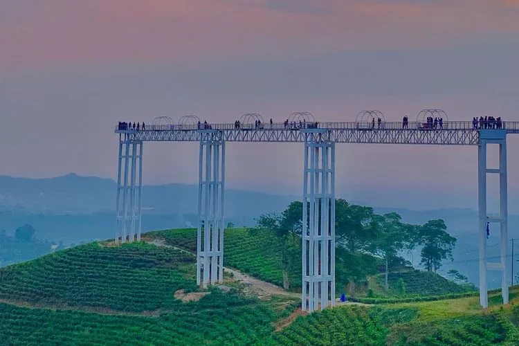Jembatan Kaca Kemuning karanganyar
